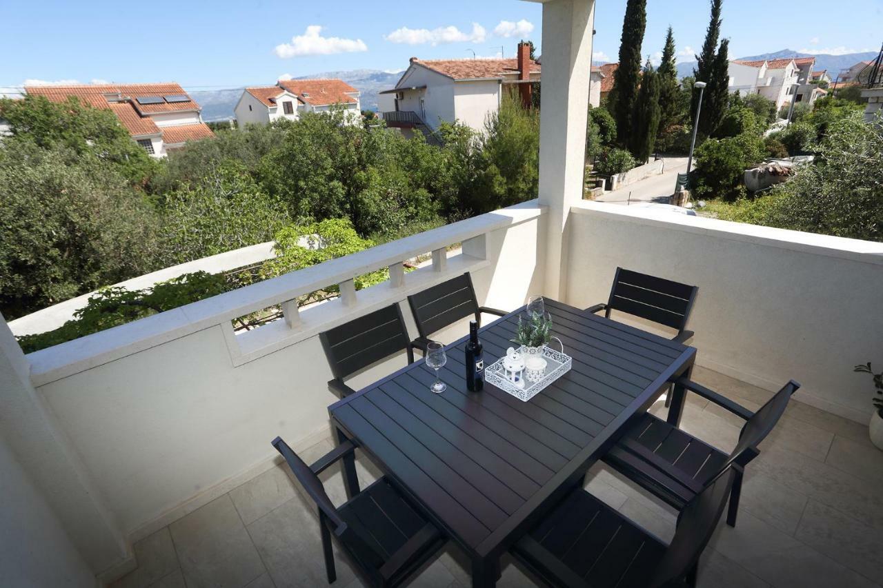Apartments Romarin Supetar Exterior photo