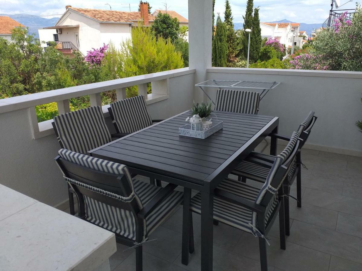 Apartments Romarin Supetar Exterior photo